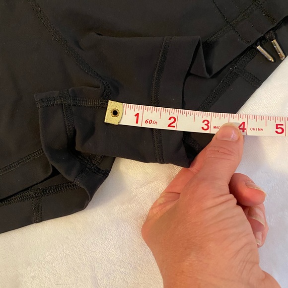 Lululemon 🍋 Hot ‘N Sweaty shorts - Picture 6 of 6